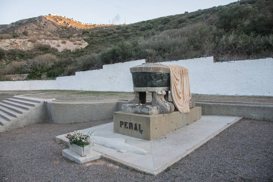 Isaac Peral es el inventor del submarino. Además de la nave que normalmente se exibe en el puerto de Cartagena, el cementerio municipal alberga la tumba del ingeniero e inventor. Sus restos llegaron a Nuestra Señora de los Remedios en 1911, tras ser exhumados en Madrid. 