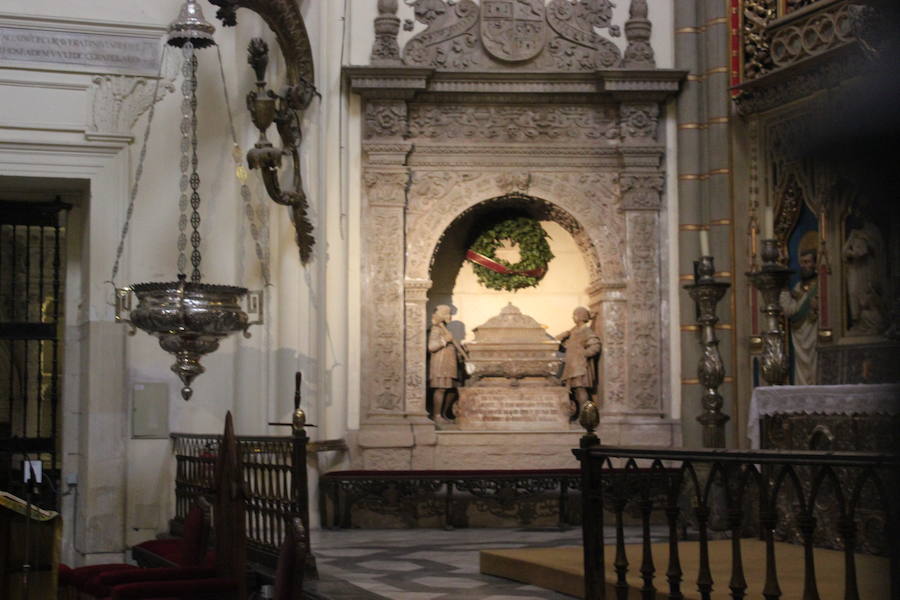 El corazón y las entrañas de Alfonso X el Sabio yacen en una urna en el altar mayor de la Catedral de Murcia, tal y como lo pidió el rey a su muerte para demostrar "su lealtad" a la ciudad. Aunque el rey pidió que luego fueran trasladados, finalmente no se cumplió su orden. Carlos V ordenó que nadie fuera enterrado en la misma capilla que Alfonso X, sin importar cuál fuera su rango. 