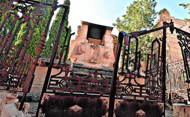 Estado de uno de los panteones históricos del cementerio de San Clemente que resultaron dañados por los terremotos.