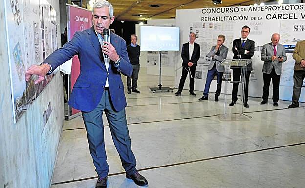 El arquitecto Manuel Hernández, de IH-Arquitectos, ayer, explicando la propuesta ganadora -derecha- en el Colegio de Arquitectos, donde se exponen los 20 proyectos presentados.
