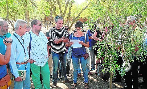 La presidenta de Huerta Viva, Mª José Gómez, lee el manifiesto del III Encuentro Intervegas. 