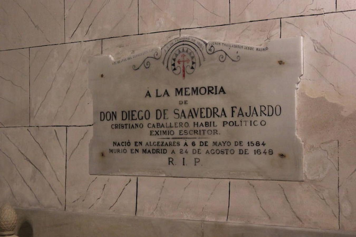 Diego Saavedra Fajardo fue un diplomático y pensador político que falleció a mediados del siglo XVII y que llegó a actuar de embajador para Felipe IV. Sus restos descansan en una capilla de la Catedral de Murcia. 