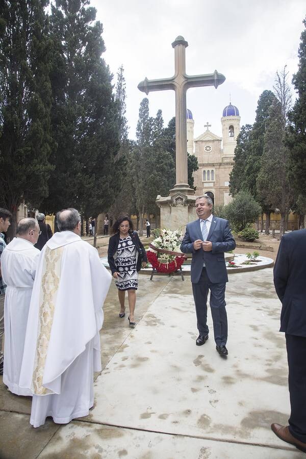 Los cartageneros cumplieron con la tradición de visitar las tumbas familiares por la festividad de Todos los Santos y en la víspera del día de Difuntos