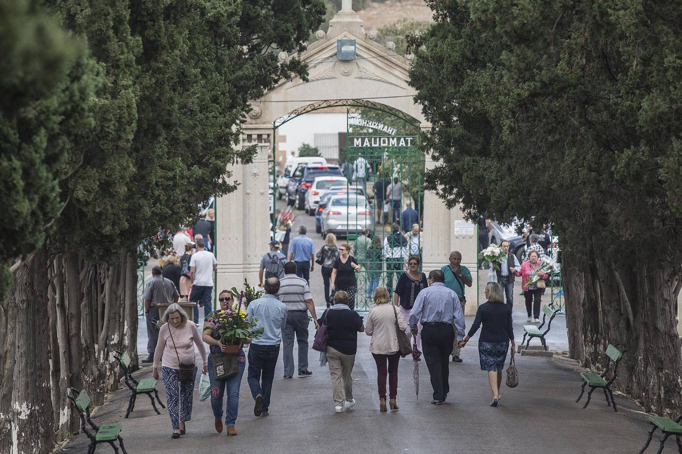 Los cartageneros cumplieron con la tradición de visitar las tumbas familiares por la festividad de Todos los Santos y en la víspera del día de Difuntos