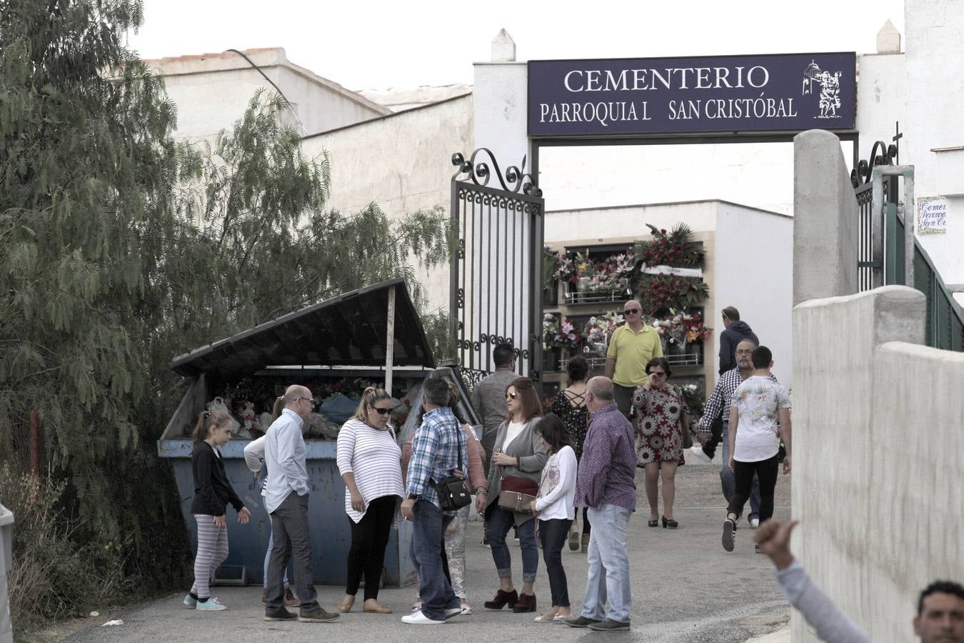 Los cementerios de San Clemente y San Cristóbal de Lorca recibieron miles de visitas con motivo de la celebración del día de Todos los Santos.