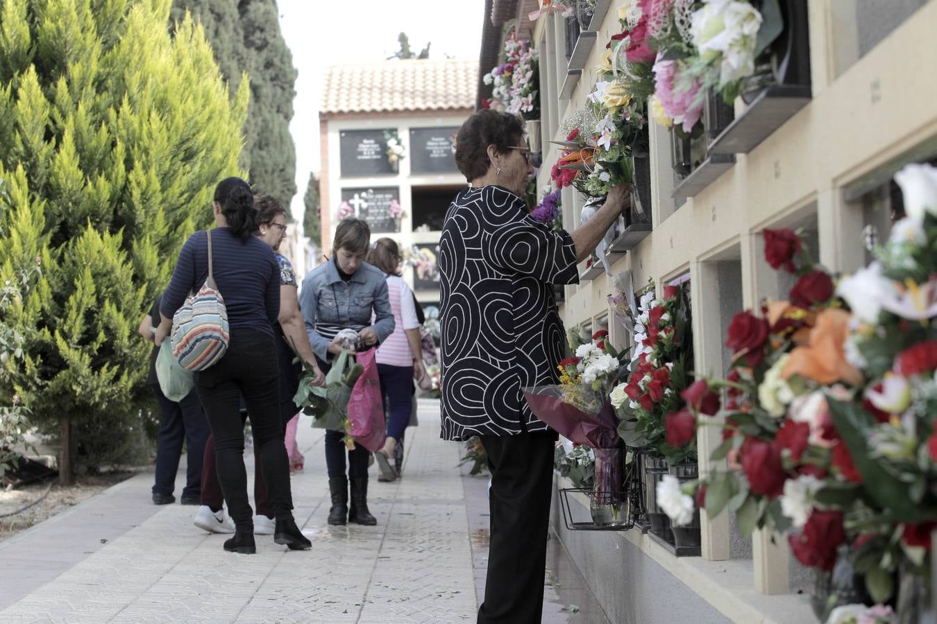 Los cementerios de San Clemente y San Cristóbal de Lorca recibieron miles de visitas con motivo de la celebración del día de Todos los Santos.