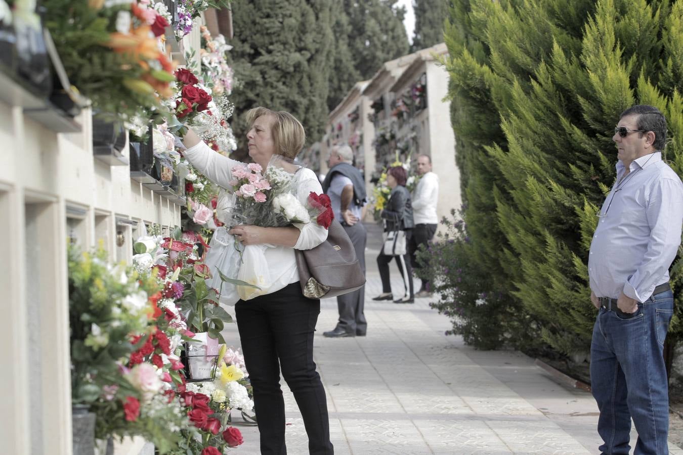 Los cementerios de San Clemente y San Cristóbal de Lorca recibieron miles de visitas con motivo de la celebración del día de Todos los Santos.