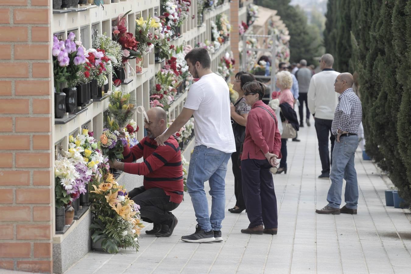 Los cementerios de San Clemente y San Cristóbal de Lorca recibieron miles de visitas con motivo de la celebración del día de Todos los Santos.