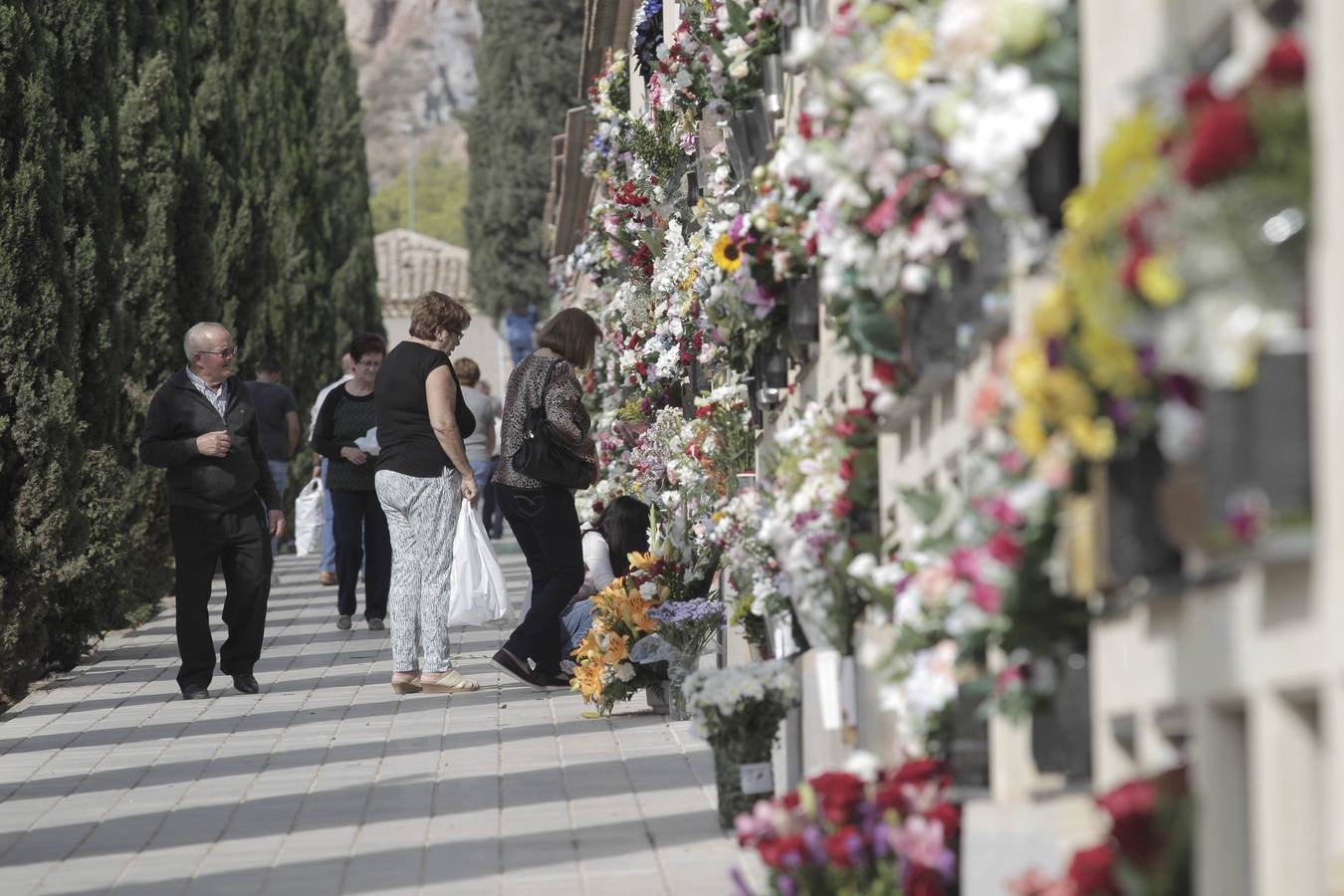 Los cementerios de San Clemente y San Cristóbal de Lorca recibieron miles de visitas con motivo de la celebración del día de Todos los Santos.