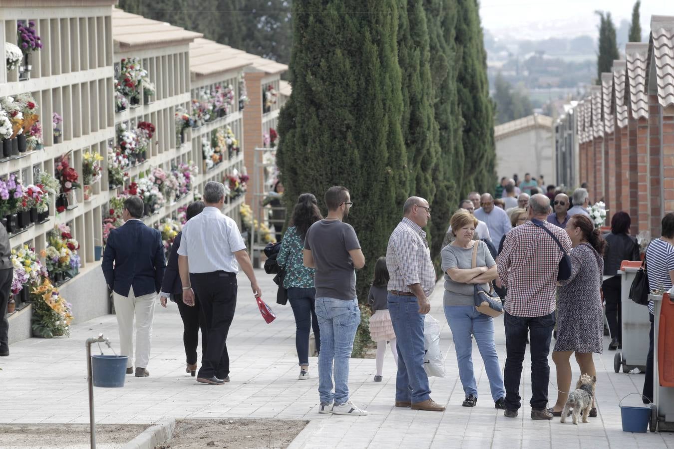 Los cementerios de San Clemente y San Cristóbal de Lorca recibieron miles de visitas con motivo de la celebración del día de Todos los Santos.