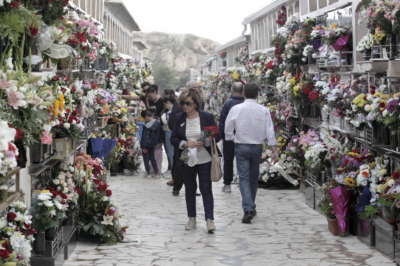 Los cementerios de San Clemente y San Cristóbal de Lorca recibieron miles de visitas con motivo de la celebración del día de Todos los Santos.