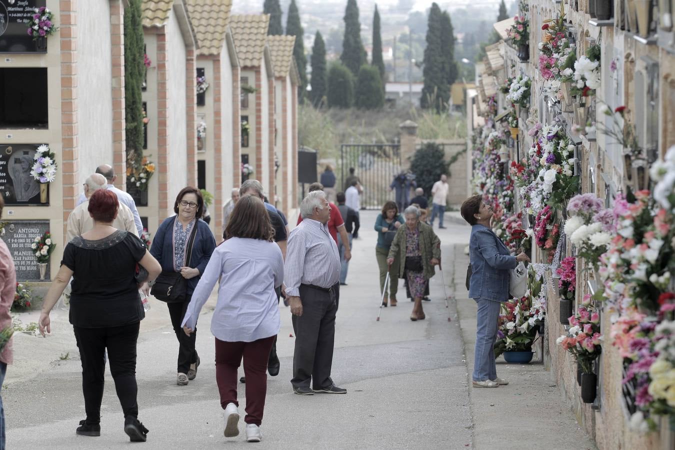 Los cementerios de San Clemente y San Cristóbal de Lorca recibieron miles de visitas con motivo de la celebración del día de Todos los Santos.