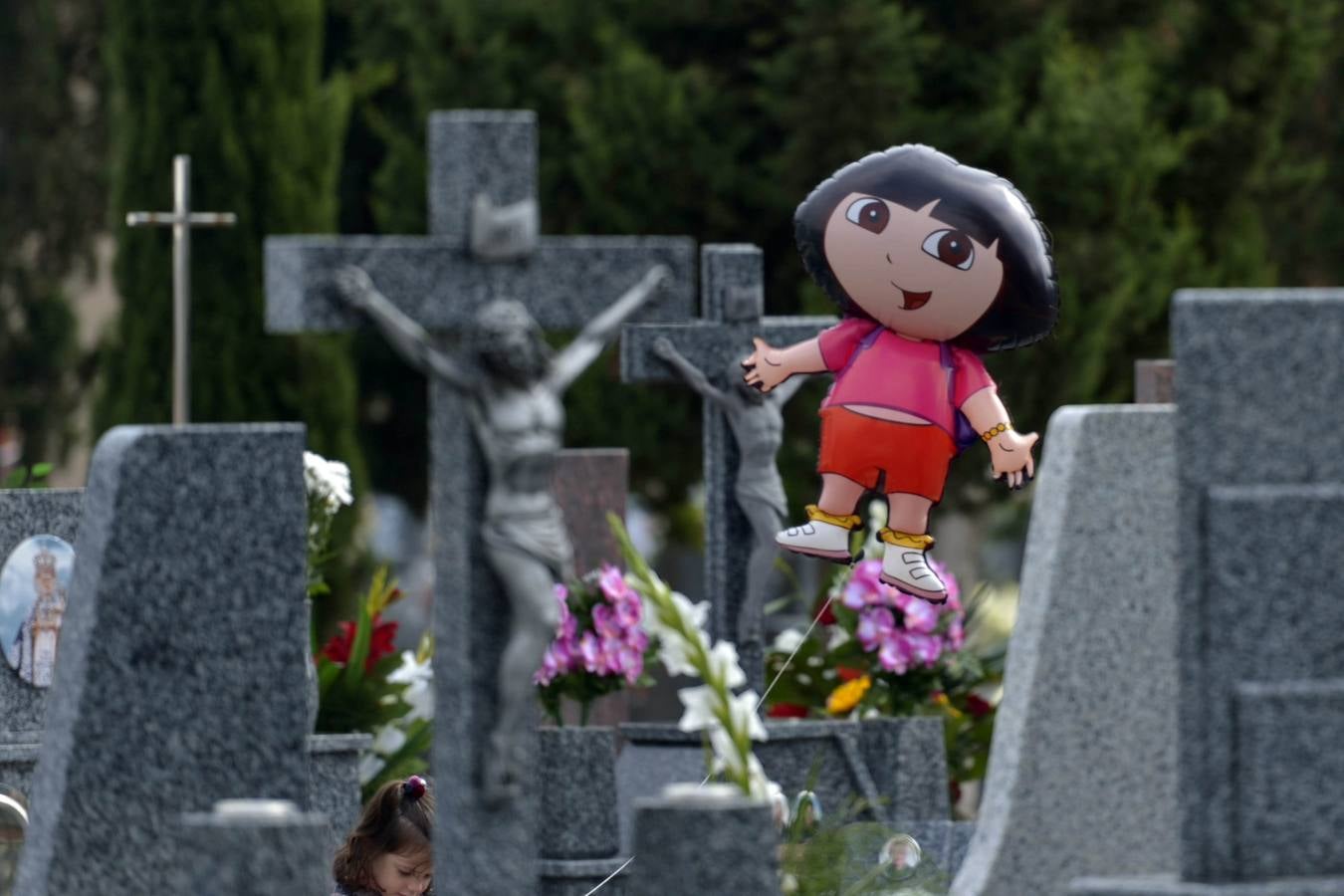 Los familiares visitan las tumbas de sus seres queridos y las visten de flores. 