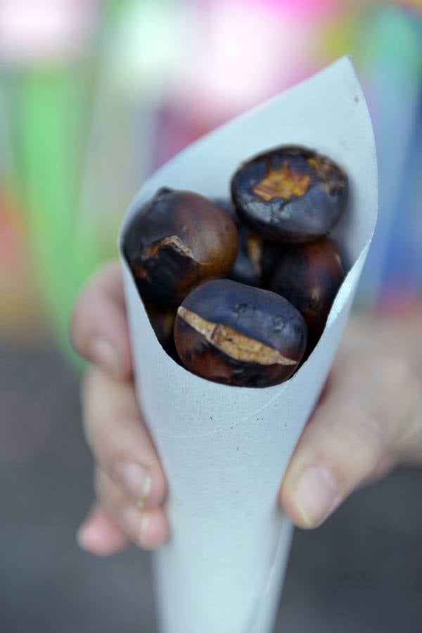 Los familiares visitan las tumbas de sus seres queridos y las visten de flores. 
