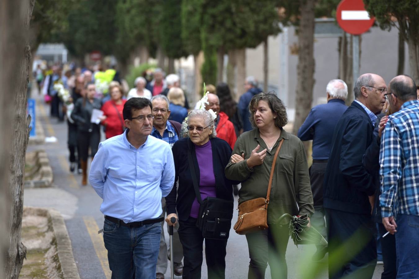 Los familiares visitan las tumbas de sus seres queridos y las visten de flores. 