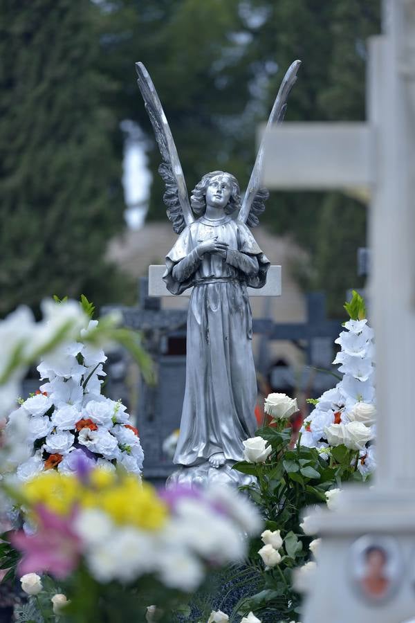 Los familiares visitan las tumbas de sus seres queridos y las visten de flores. 