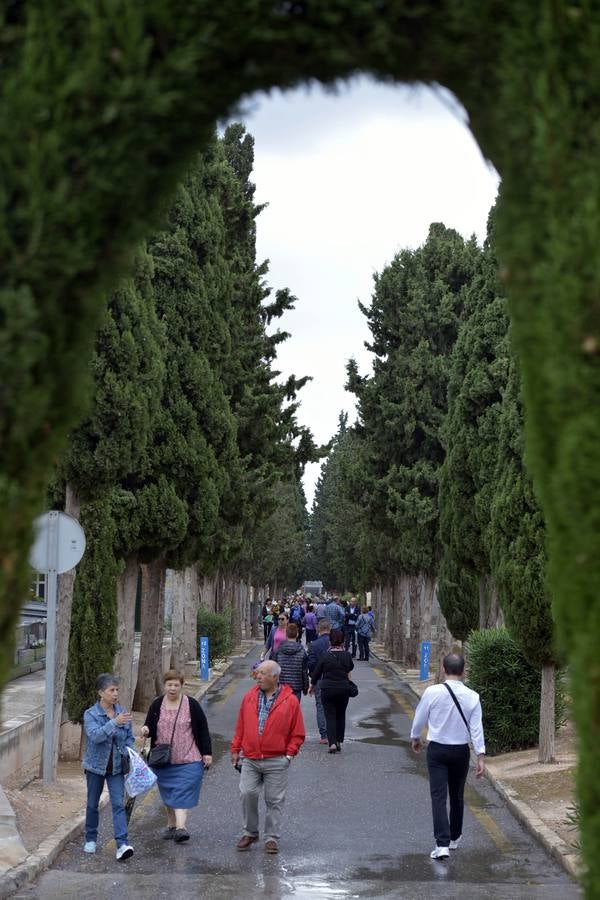 Los familiares visitan las tumbas de sus seres queridos y las visten de flores. 