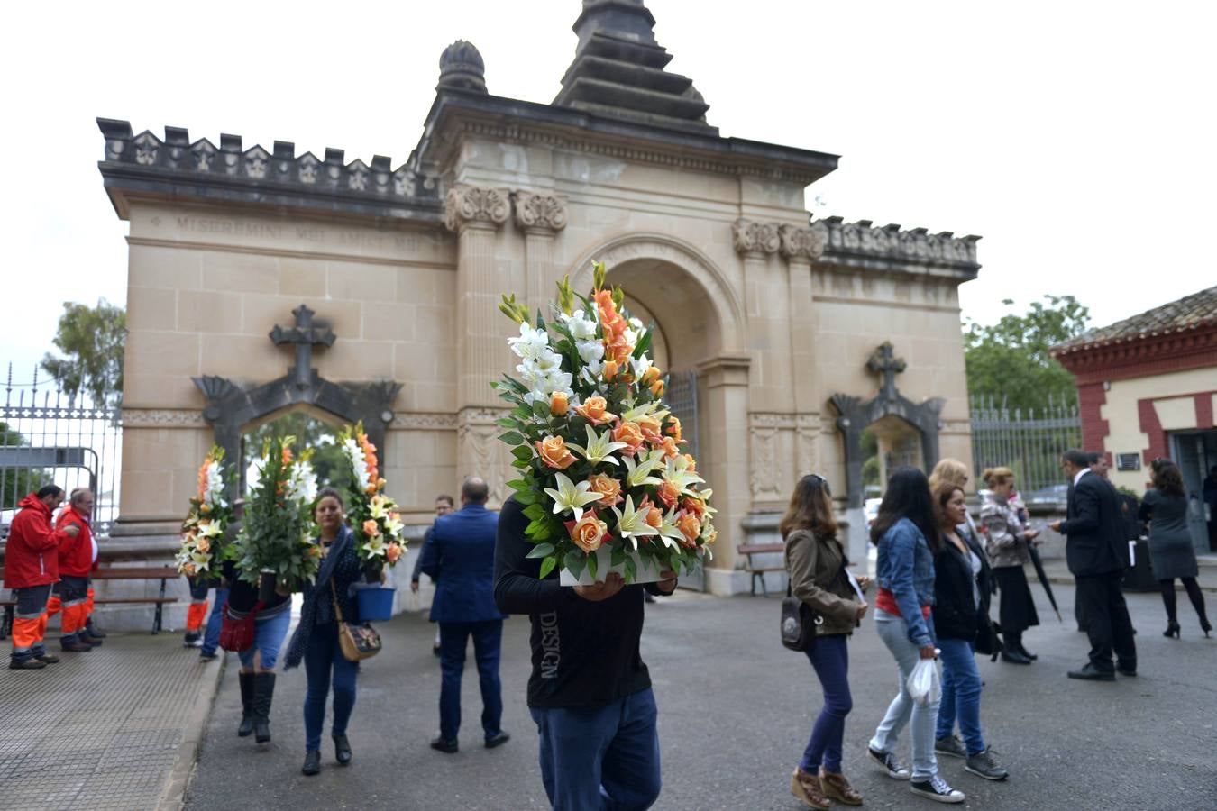 Los familiares visitan las tumbas de sus seres queridos y las visten de flores. 