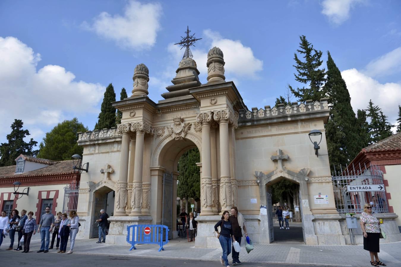 Los familiares visitan las tumbas de sus seres queridos y las visten de flores. 