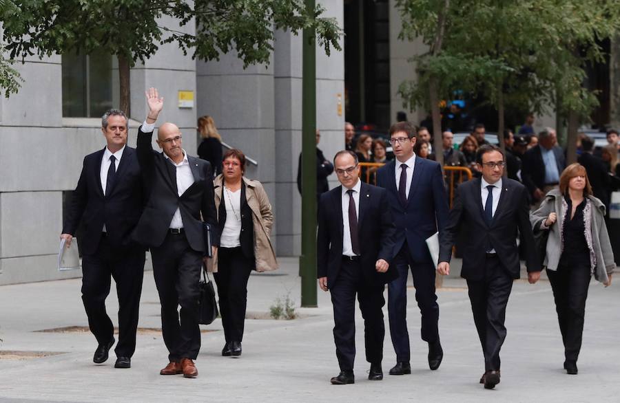 Los exmiembros del Govern (de izda. a dcha.) Joaquín Forn, Raül Romeva, Dolors Bassa, Jordi Turull, Josep Rull y Meritxell berrás a su llegada a la sede de la Audiencia Nacional.