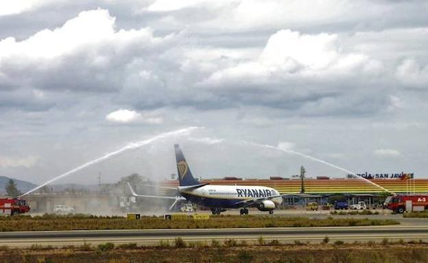 El avión de Ryanair, este jueves, bautizado en San Javier.