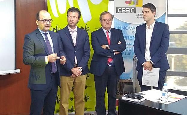 Joaquín Gómez durante la entrega del certificado EiBT a la empresa Flecho Dispositivos Médicos.