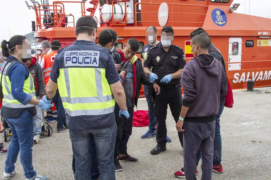Atienden a 40 personas y esperan la llegada de más de 50 que fueron rescatados por la Guardia Civil y Salvamento Marítimo