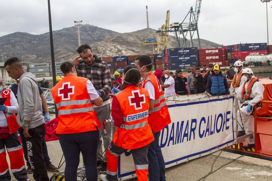 Atienden a 40 personas y esperan la llegada de más de 50 que fueron rescatados por la Guardia Civil y Salvamento Marítimo