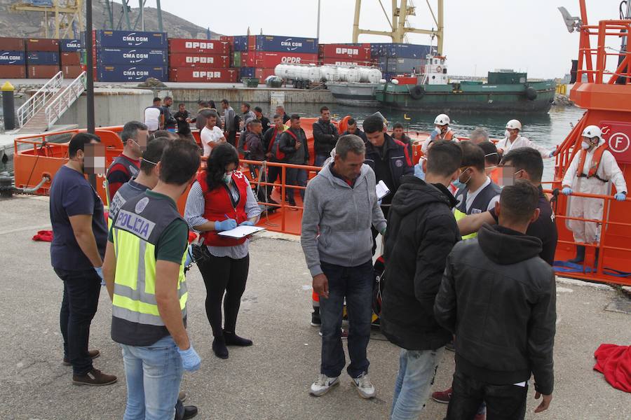 Atienden a 40 personas y esperan la llegada de más de 50 que fueron rescatados por la Guardia Civil y Salvamento Marítimo