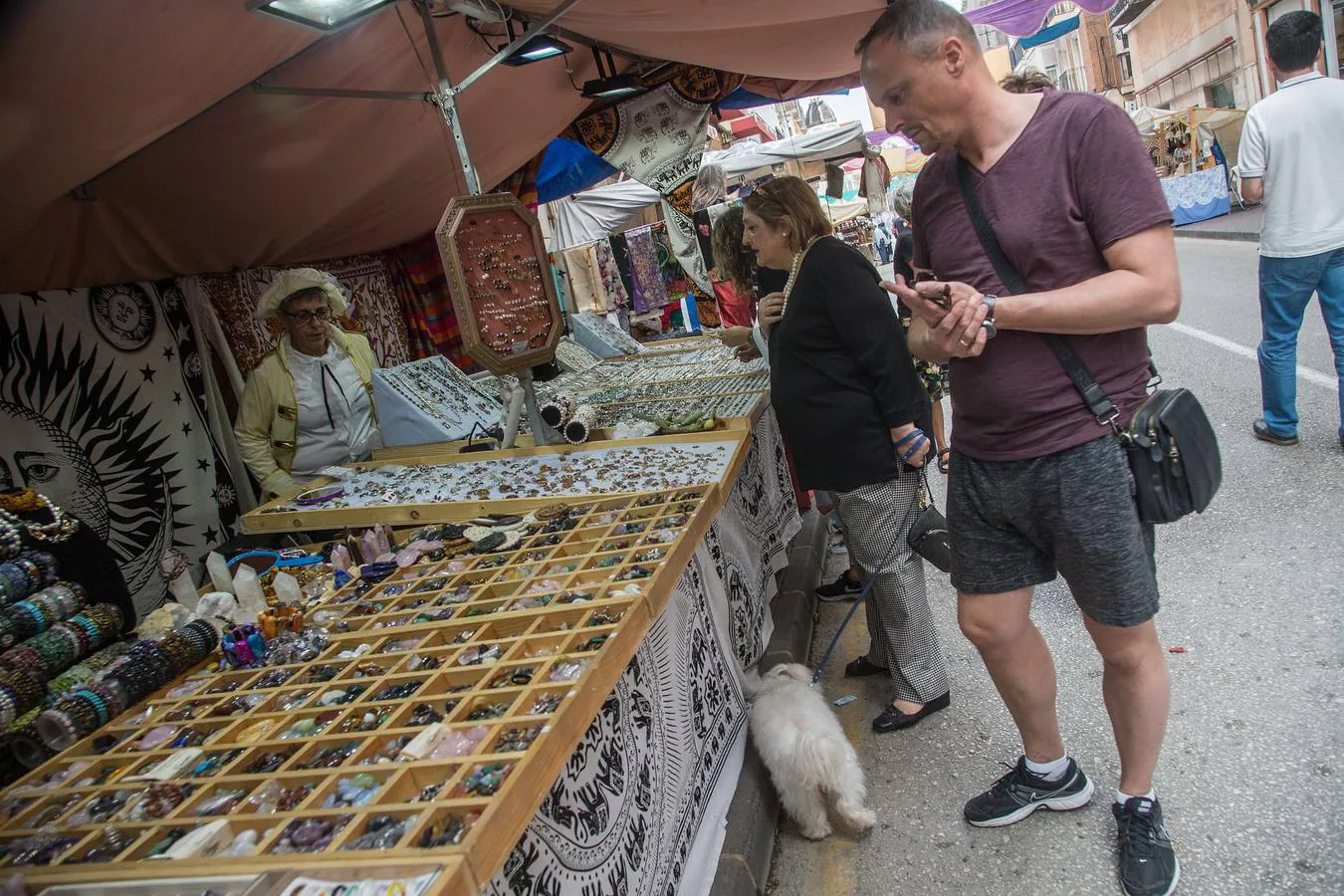 Más de un centenar de puestos artesanos y tabernas animan un Mercado Barroco cargado de actividades de tiempo libre