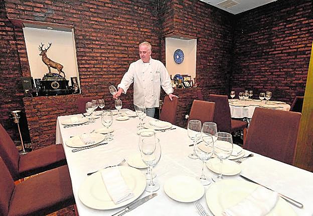 El cocinero Eneko Fernández, en el comedor de La Cava.