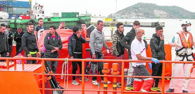 Una de las embarcaciones rescatadas por Salvamento Marítimo arriba al puerto de Cartagena, ayer a mediodía.