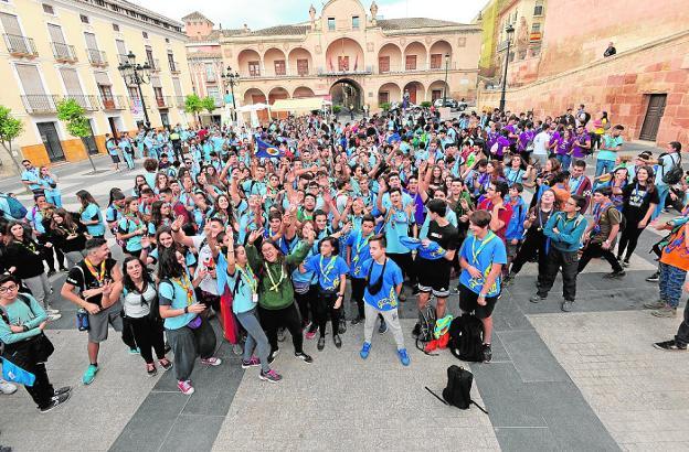 Jóvenes scouts llegados de varios puntos de la Región, ayer en Lorca.