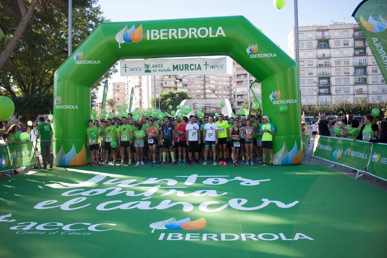 Una marea verde recorre el centro de Murcia para luchar contra el cáncer