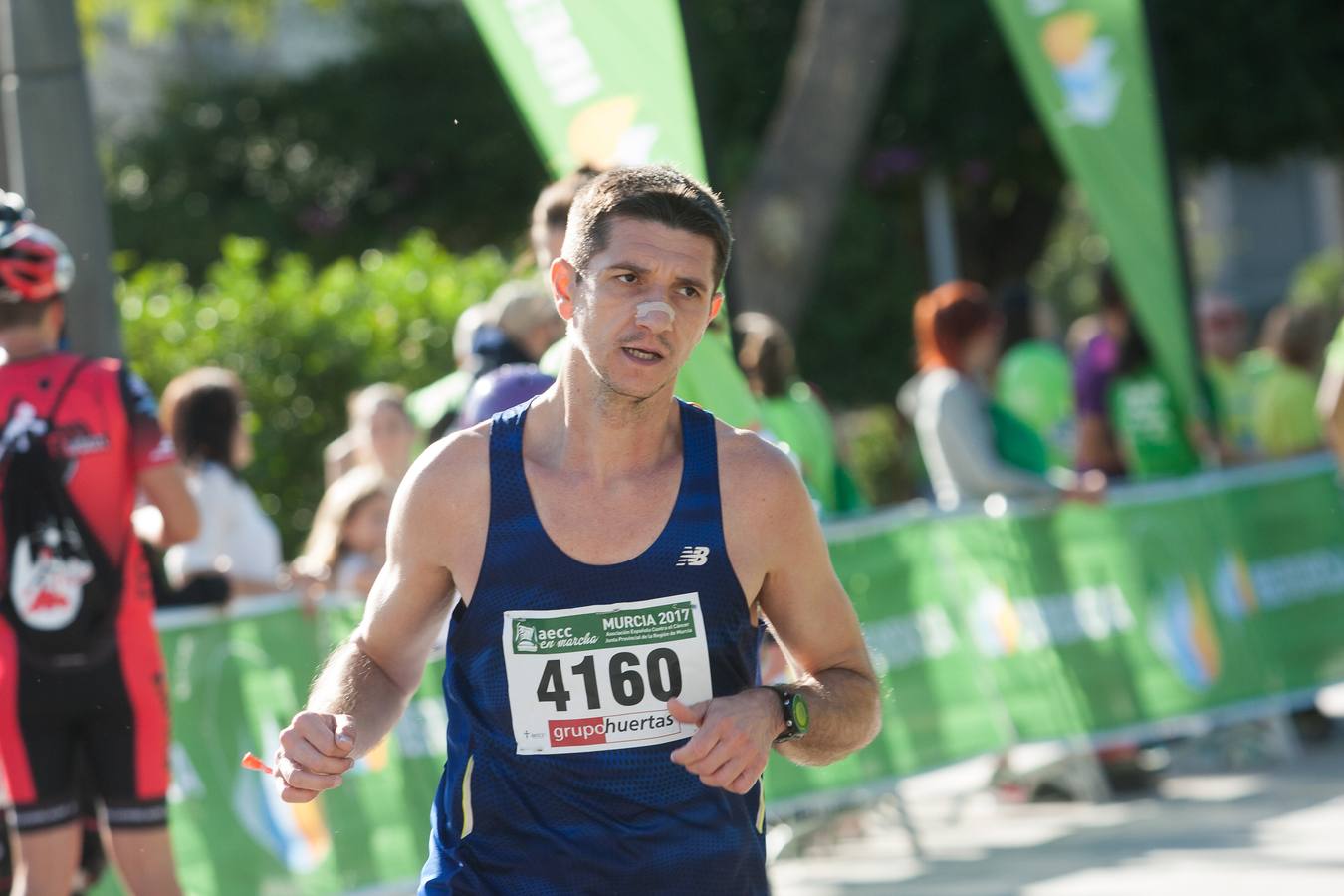 Una marea verde recorre el centro de Murcia para luchar contra el cáncer