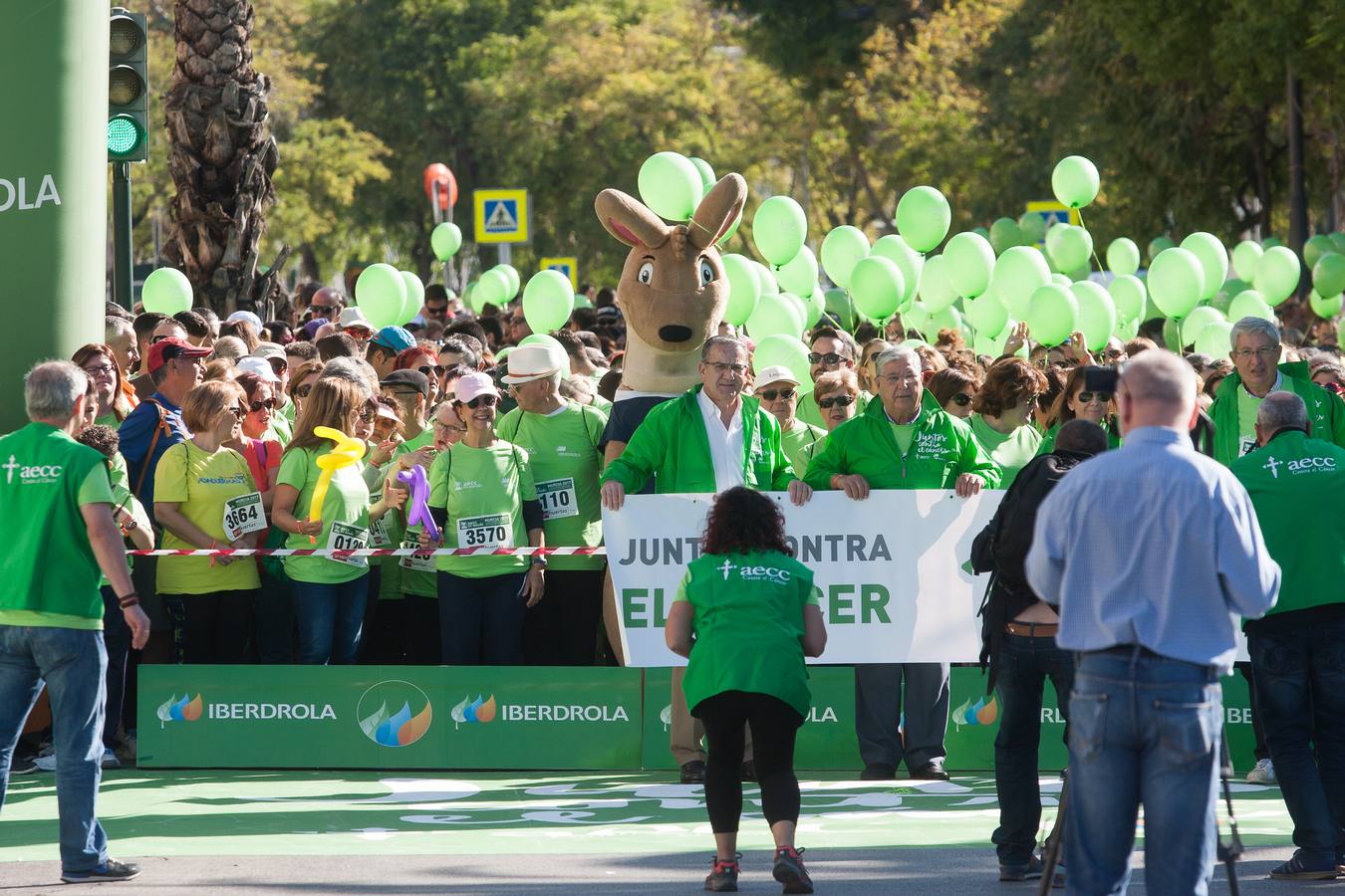 Una marea verde recorre el centro de Murcia para luchar contra el cáncer