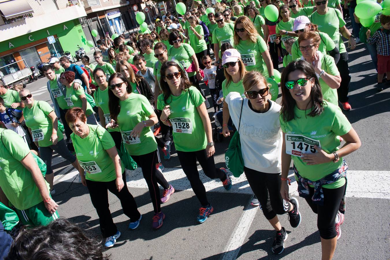 Una marea verde recorre el centro de Murcia para luchar contra el cáncer