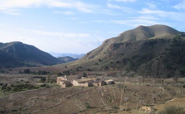 El Valle de Chuecos, uno de los rincones más bellos de la Sierra de Almenara, en su vertiente de Águilas. A la derecha, el Talayón pequeño.