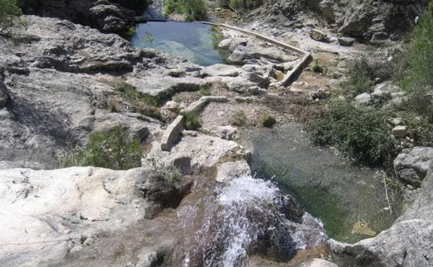 Imagen principal - Caída del arroyo de Hondares, que discurre junto a la poza, el tablacho que contiene el agua termal y la esquina de la poza donde surge el agua caliente.