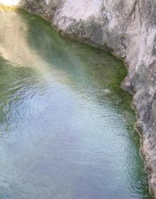 Imagen secundaria 2 - Caída del arroyo de Hondares, que discurre junto a la poza, el tablacho que contiene el agua termal y la esquina de la poza donde surge el agua caliente.