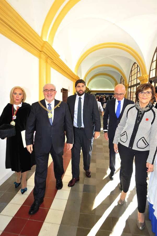 El templo de Los Jerónimos se llena de profesores, estudiantes y representantes de distintos sectores de la sociedad murciana, que asistieron a la lección inaugural pronunciada por el presidente del Tribunal Constitucional, Juan José González Rivas.