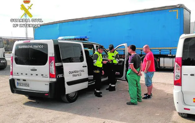 Agentes de la Guardia Civil someten al test de detección de drogas a dos transportistas.