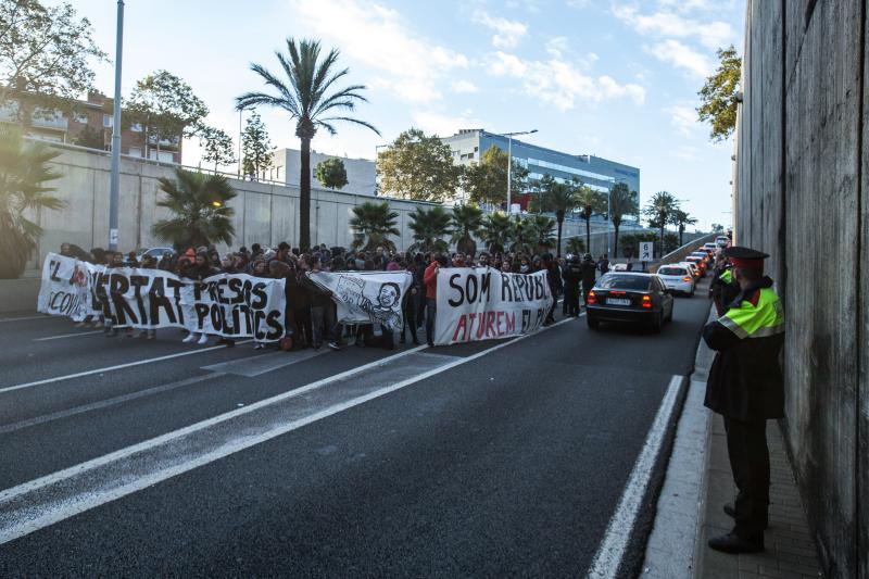 Los piquetes provocan cortes en una treintena de carreteras catalanas 