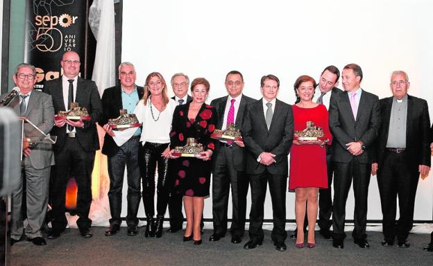 Los premiados en la gala del 50 aniversario de Sepor, con la gerente de la muestra, el consejero (centro) y el alcalde.