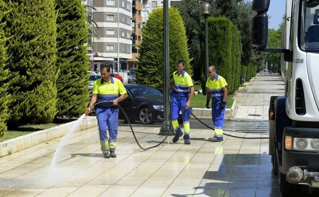 Empleados de Lhicarsa, durante una jornada de trabajo.