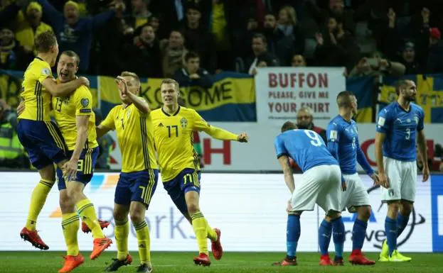 Los jugadores suecos celebran el gol de Johansson ante la decepción 'azzurra'.