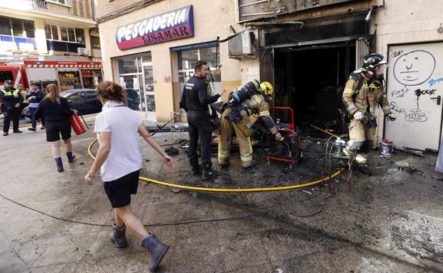 Los servicios de emergencias, en el lugar del incendio.