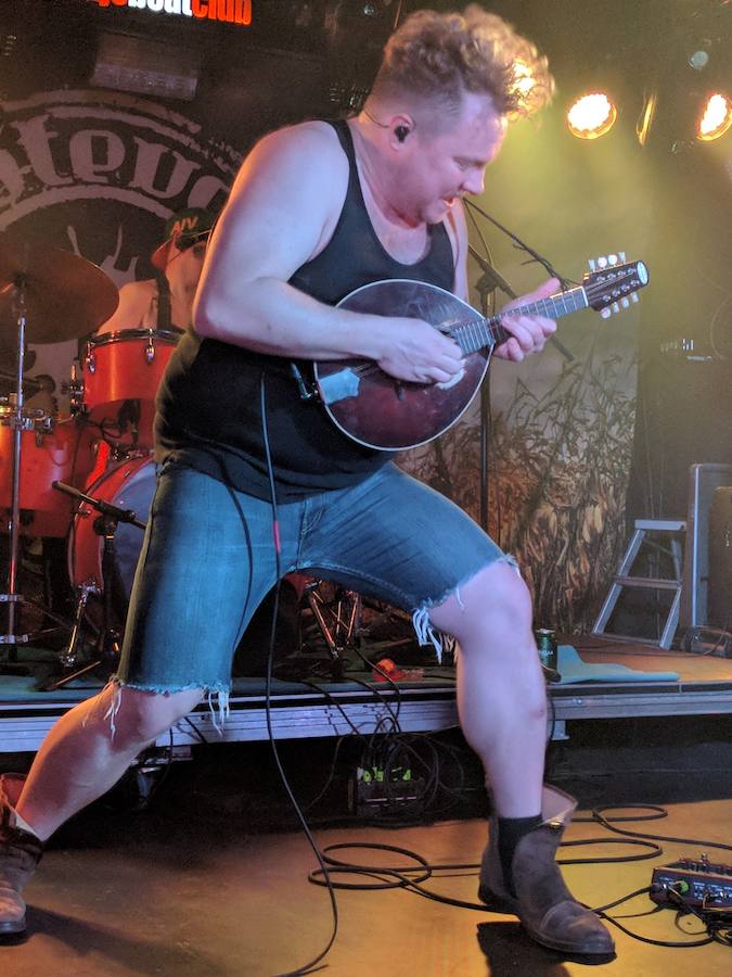 El grupo de granjeros Steve 'N' Seagulls ofreció este jueves un concierto cargado de humor y energía en la sala Garaje Beat Club de Murcia