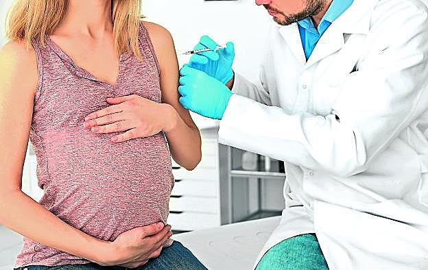 Las embarazadas están incluidas en los grupos de riesgo a los que se recomienda vacunarse frente a la gripe.
