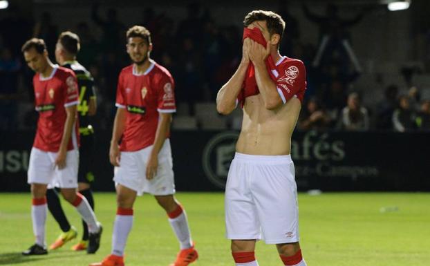 Los jugadores del Real Murcia se lamentan tras perder contra el Cartagena